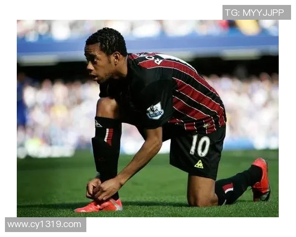 足球明星亲自示范绑鞋带技巧让你轻松掌握运动小窍门